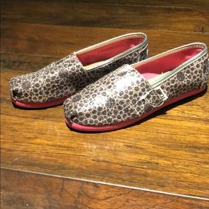 Tom’s EUC glitter pink leopard print slip-on